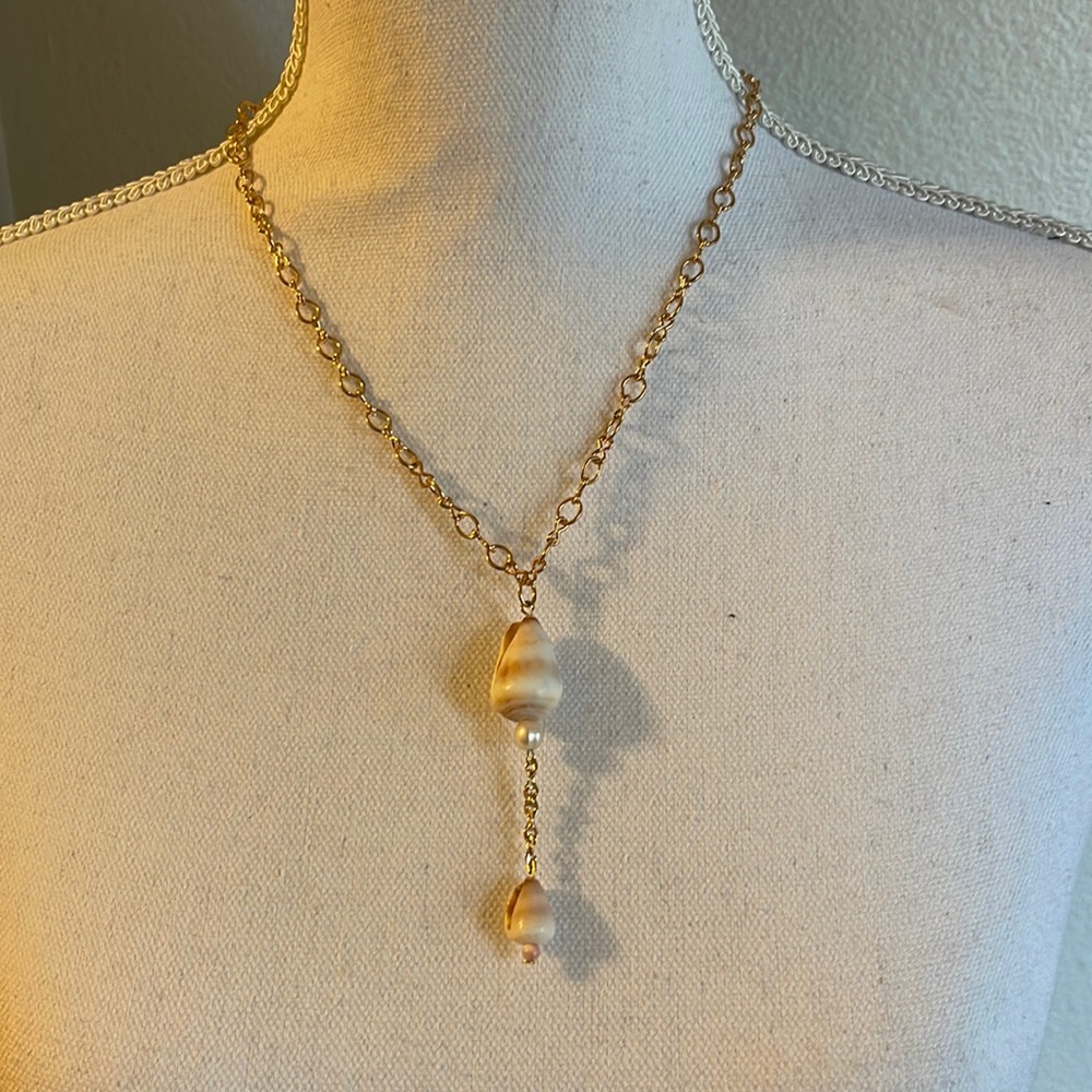 2/$15❤️❤️Boho shell necklace with gold chain